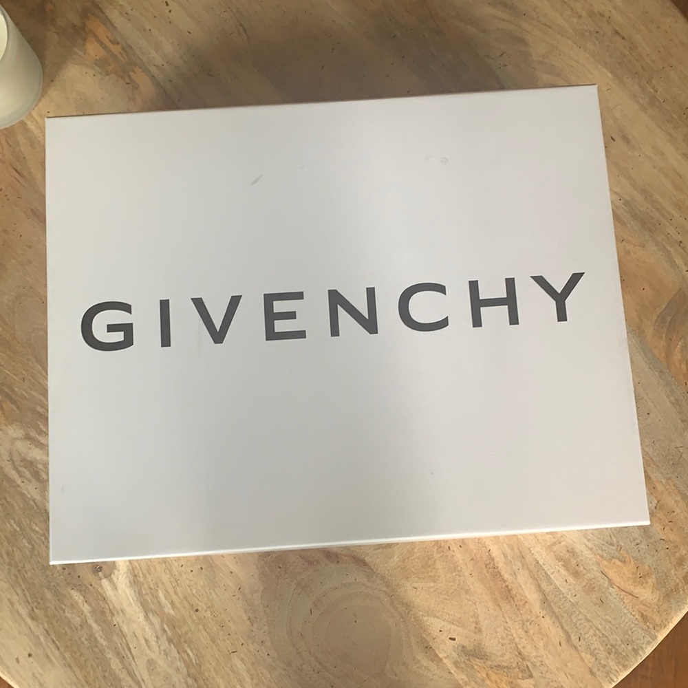 GIVENCHY shoe/Giftbox w/silk paper -